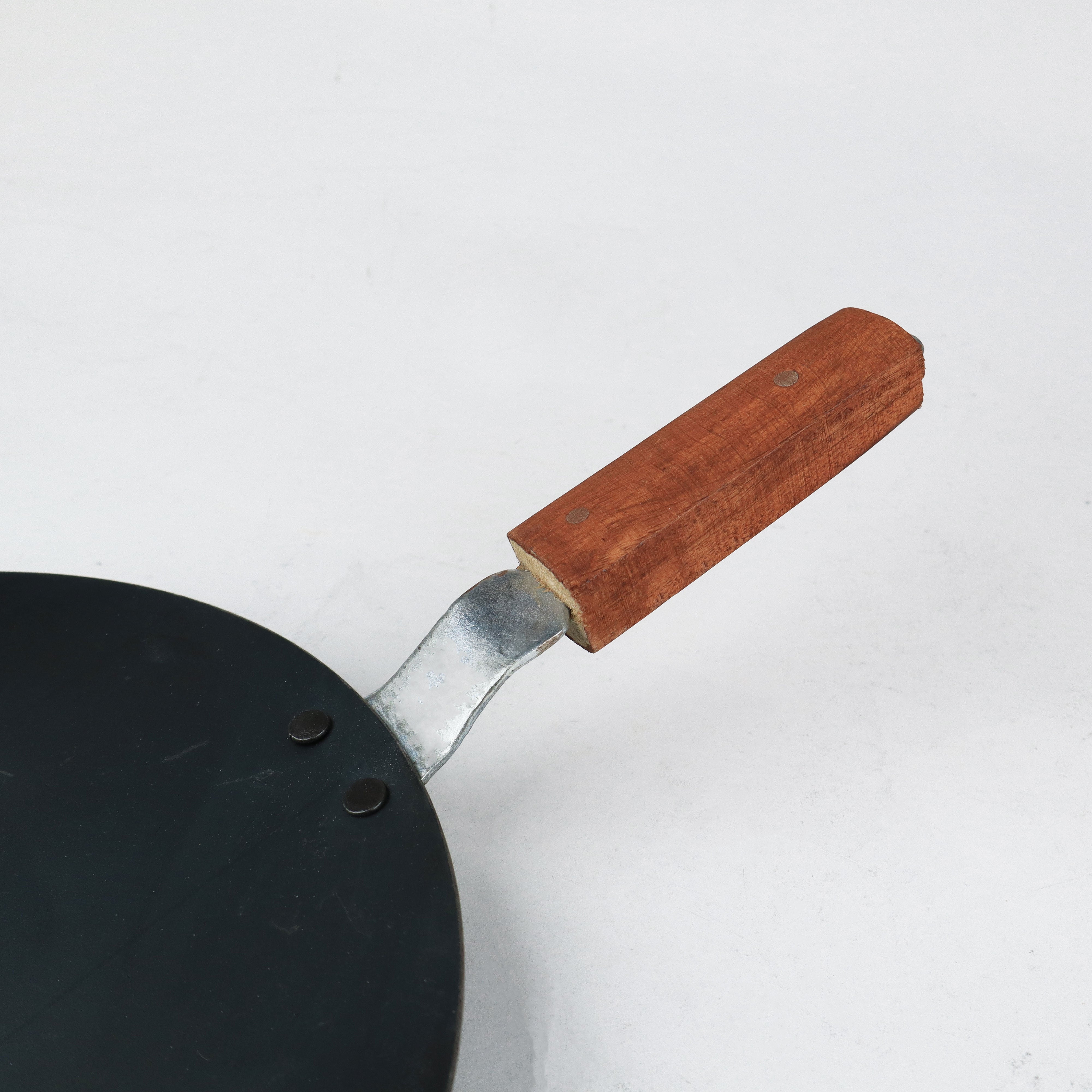 Chef High Quality Heavy Guage Iron Tawa With Wood Handle - 30 cm 1.3kg at best price in Pakistan - majesticchef.pk