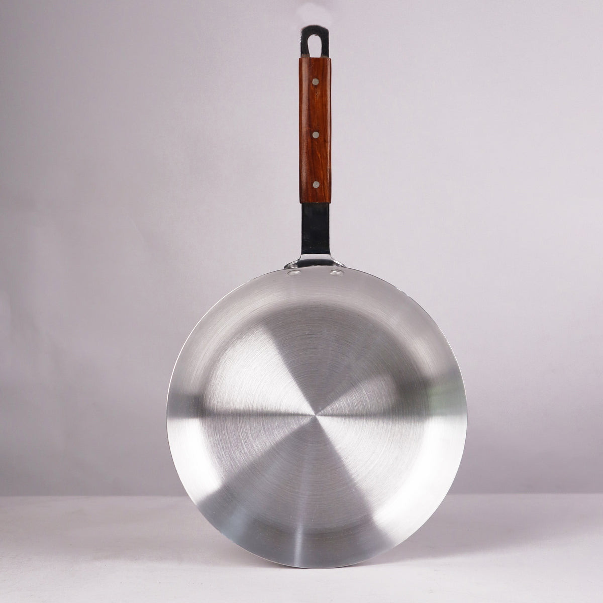 metal finish tested material aluminum roung cooking pan frying pan wooden handle 3mm thickness - majesticchef.pk